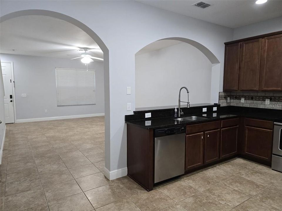 For Sale: $365,000 (2 beds, 2 baths, 1292 Square Feet)