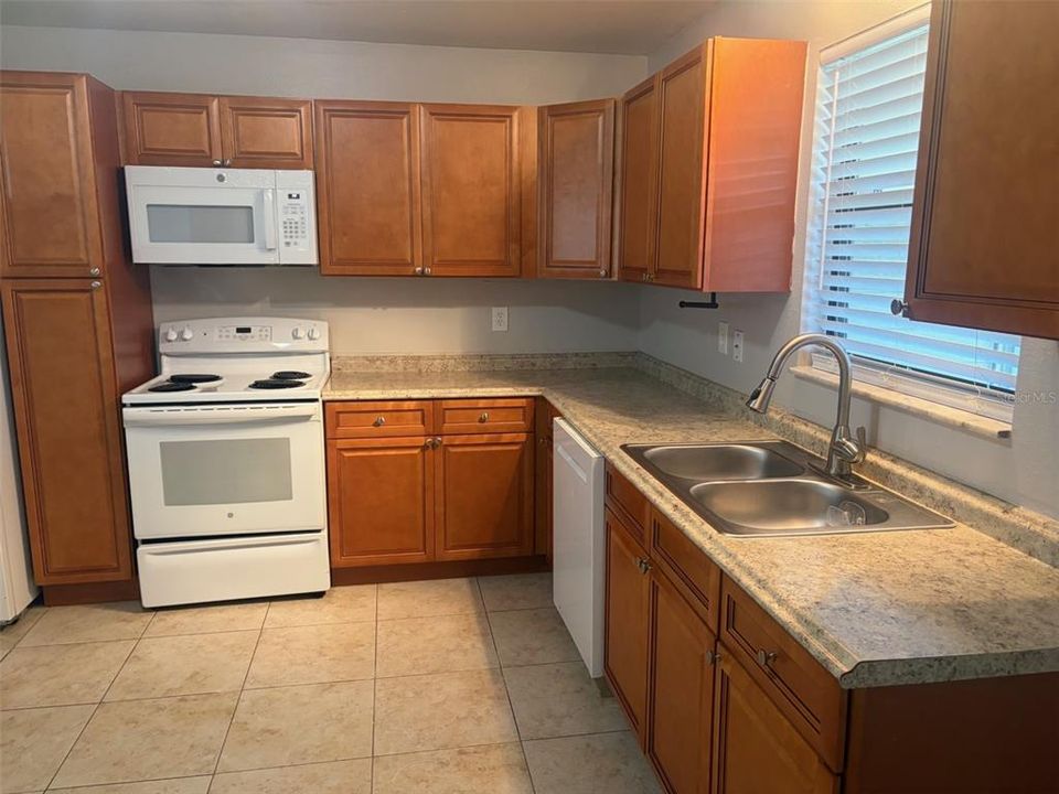 出租: $1,599 (2 贝兹, 2 浴室, 978 平方英尺)