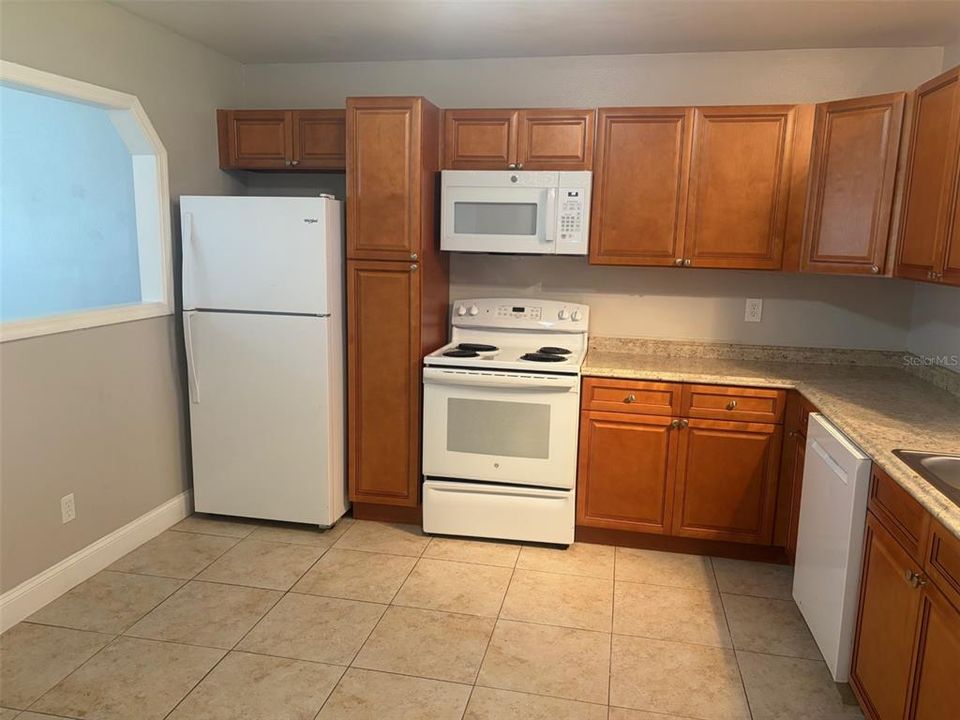 出租: $1,599 (2 贝兹, 2 浴室, 978 平方英尺)