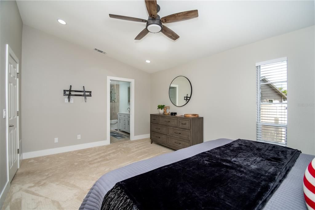 For Rent: $2,800 (3 beds, 2 baths, 1277 Square Feet)