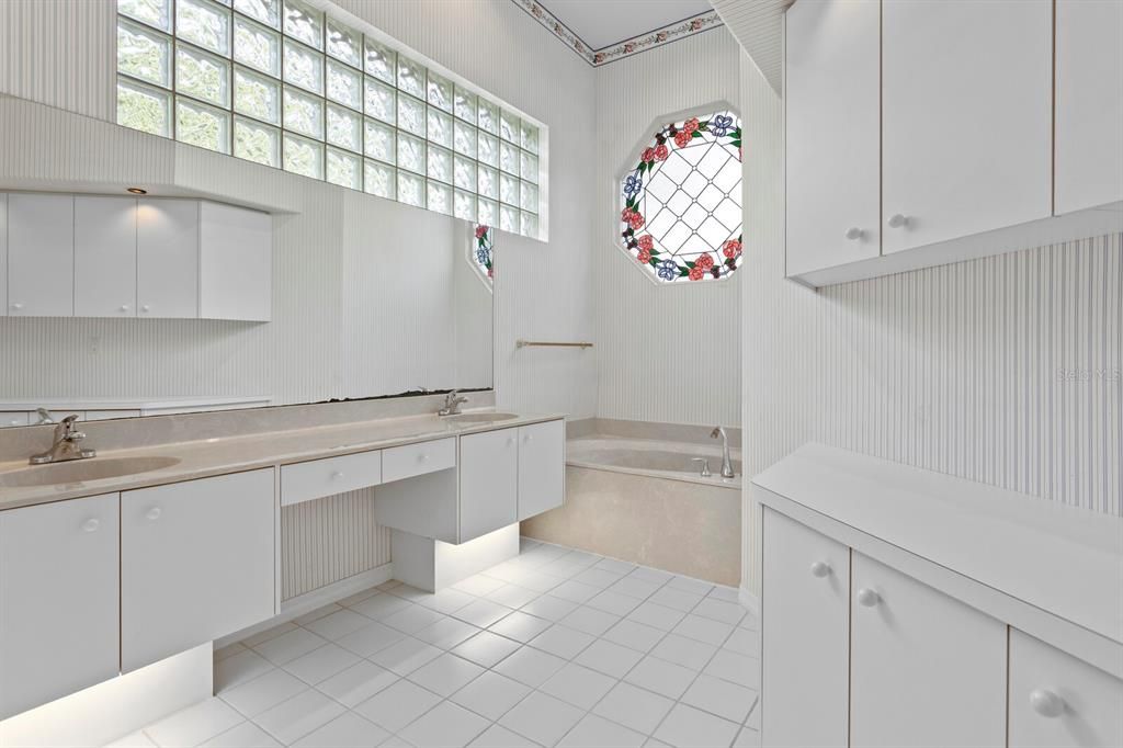 For Sale: $550,000 (3 beds, 2 baths, 2215 Square Feet)