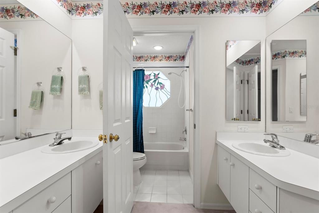 For Sale: $550,000 (3 beds, 2 baths, 2215 Square Feet)