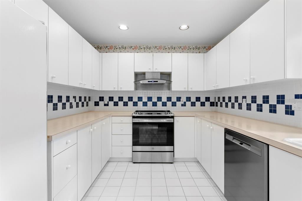 For Sale: $550,000 (3 beds, 2 baths, 2215 Square Feet)