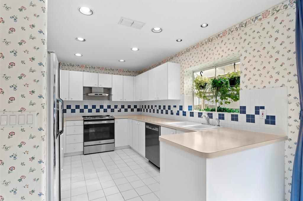 For Sale: $550,000 (3 beds, 2 baths, 2215 Square Feet)