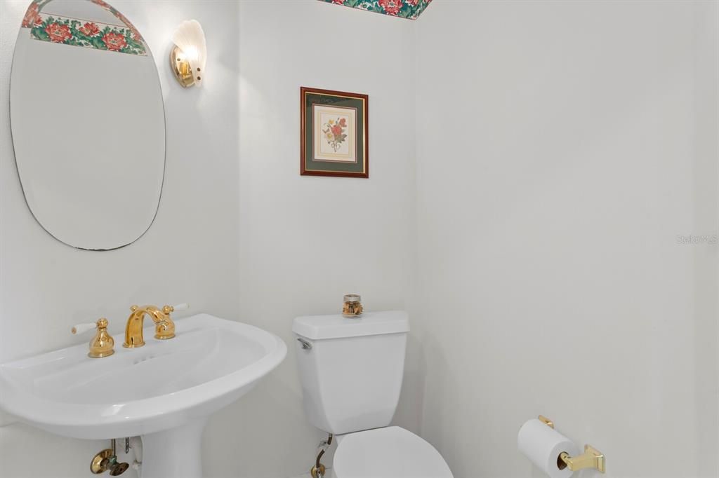 For Sale: $550,000 (3 beds, 2 baths, 2215 Square Feet)