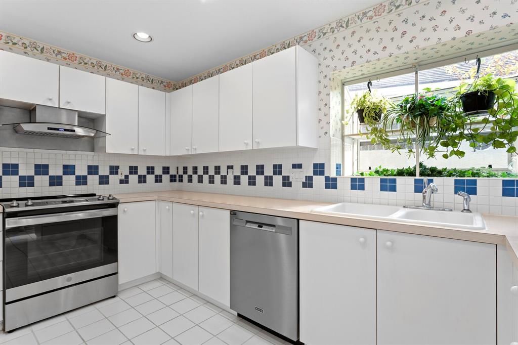 For Sale: $550,000 (3 beds, 2 baths, 2215 Square Feet)