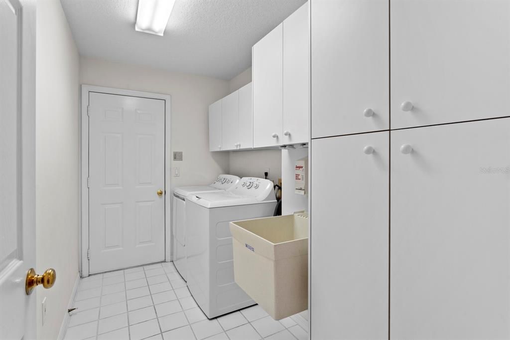 For Sale: $550,000 (3 beds, 2 baths, 2215 Square Feet)