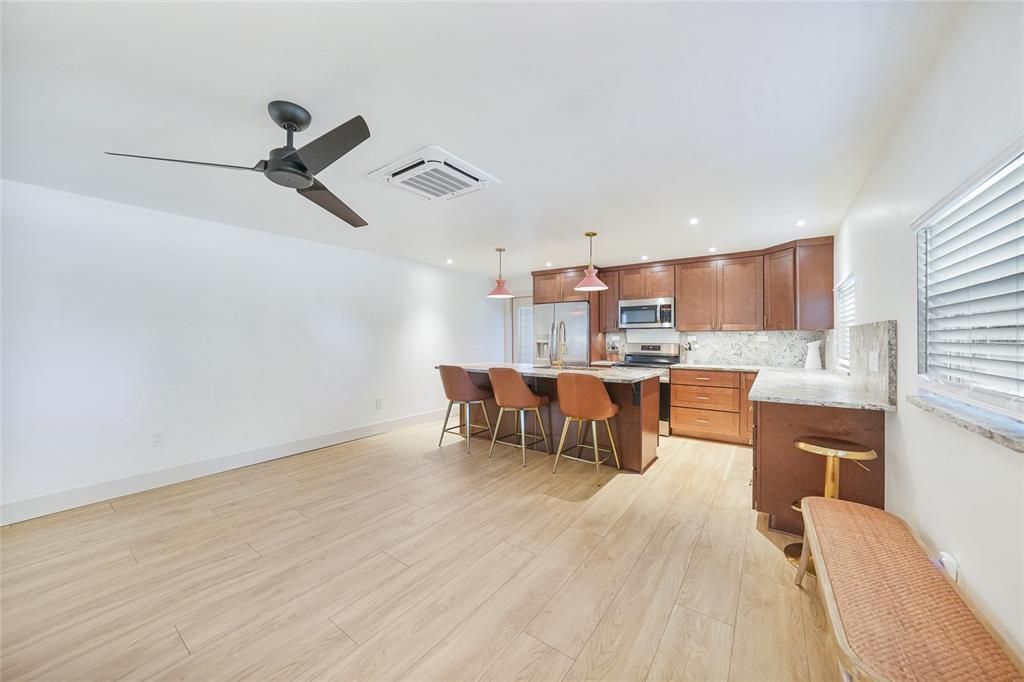For Sale: $210,000 (2 beds, 1 baths, 832 Square Feet)