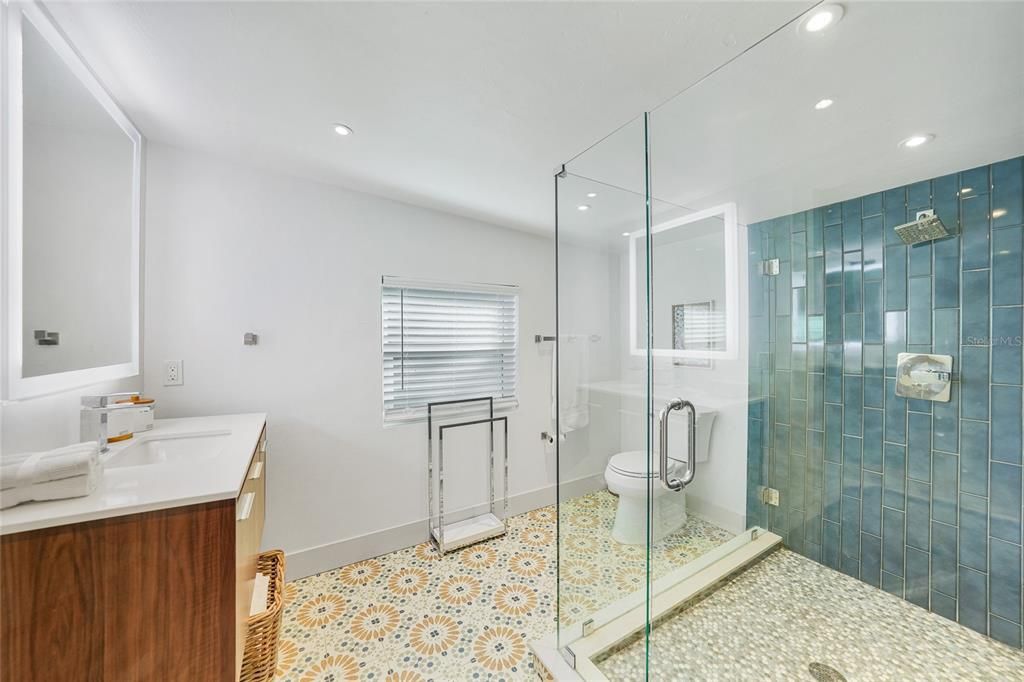 For Sale: $210,000 (2 beds, 1 baths, 832 Square Feet)