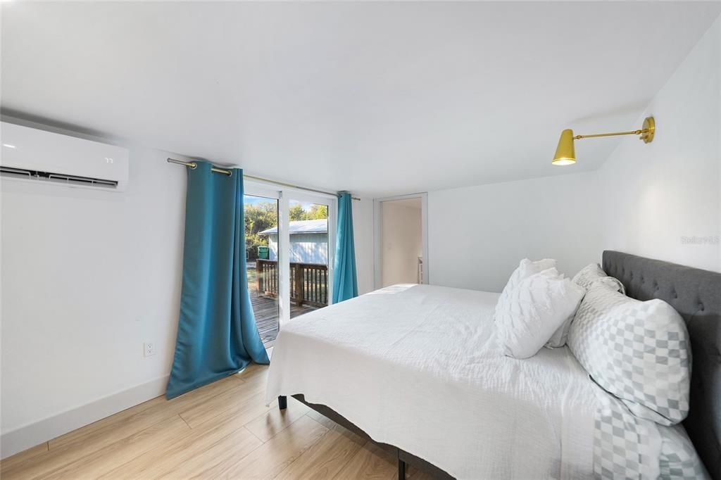 For Sale: $210,000 (2 beds, 1 baths, 832 Square Feet)