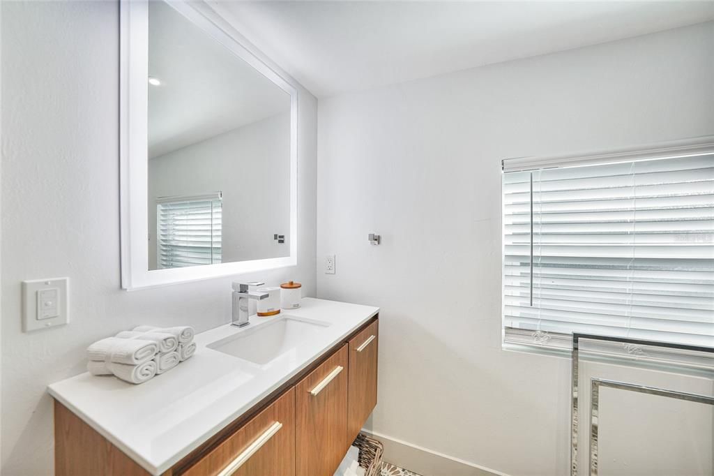 For Sale: $210,000 (2 beds, 1 baths, 832 Square Feet)