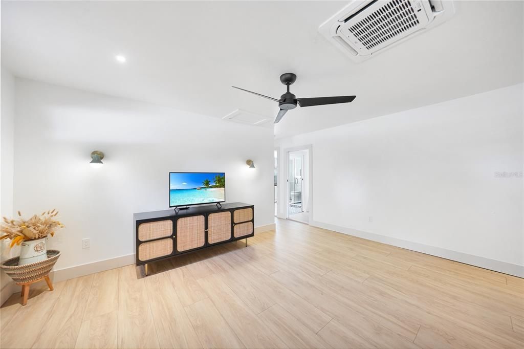 For Sale: $210,000 (2 beds, 1 baths, 832 Square Feet)