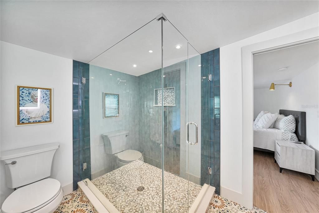 For Sale: $210,000 (2 beds, 1 baths, 832 Square Feet)