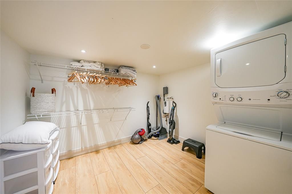 For Sale: $210,000 (2 beds, 1 baths, 832 Square Feet)