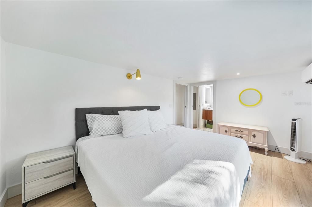 For Sale: $210,000 (2 beds, 1 baths, 832 Square Feet)