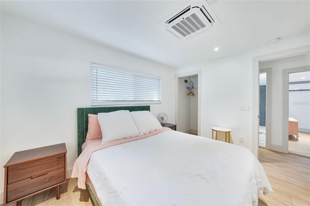 For Sale: $210,000 (2 beds, 1 baths, 832 Square Feet)