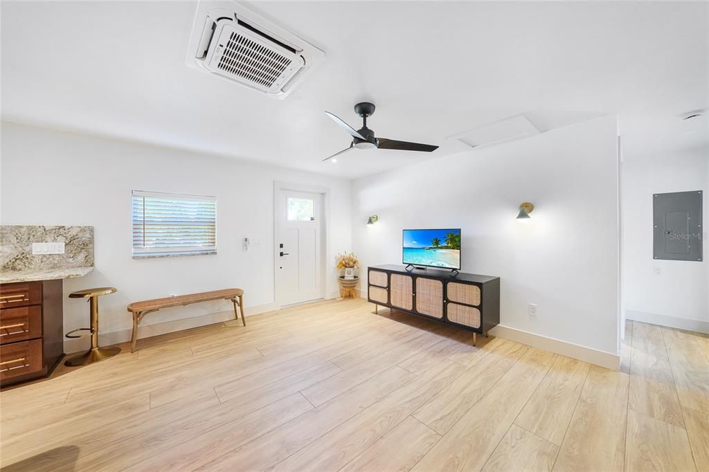 For Sale: $210,000 (2 beds, 1 baths, 832 Square Feet)