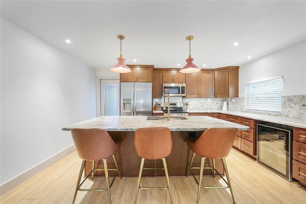 For Sale: $210,000 (2 beds, 1 baths, 832 Square Feet)