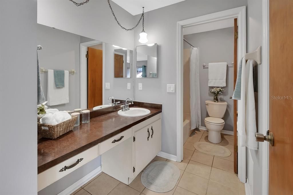 待售: $135,000 (1 贝兹, 1 浴室, 836 平方英尺)