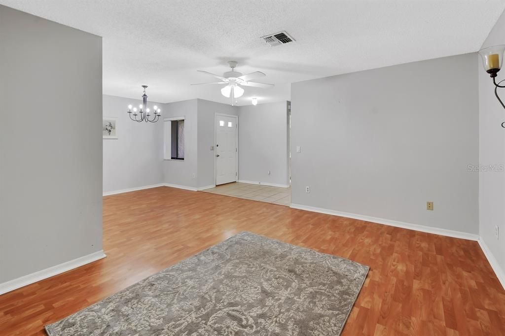 待售: $135,000 (1 贝兹, 1 浴室, 836 平方英尺)