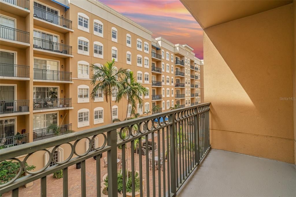 For Rent: $1,800 (1 beds, 1 baths, 804 Square Feet)