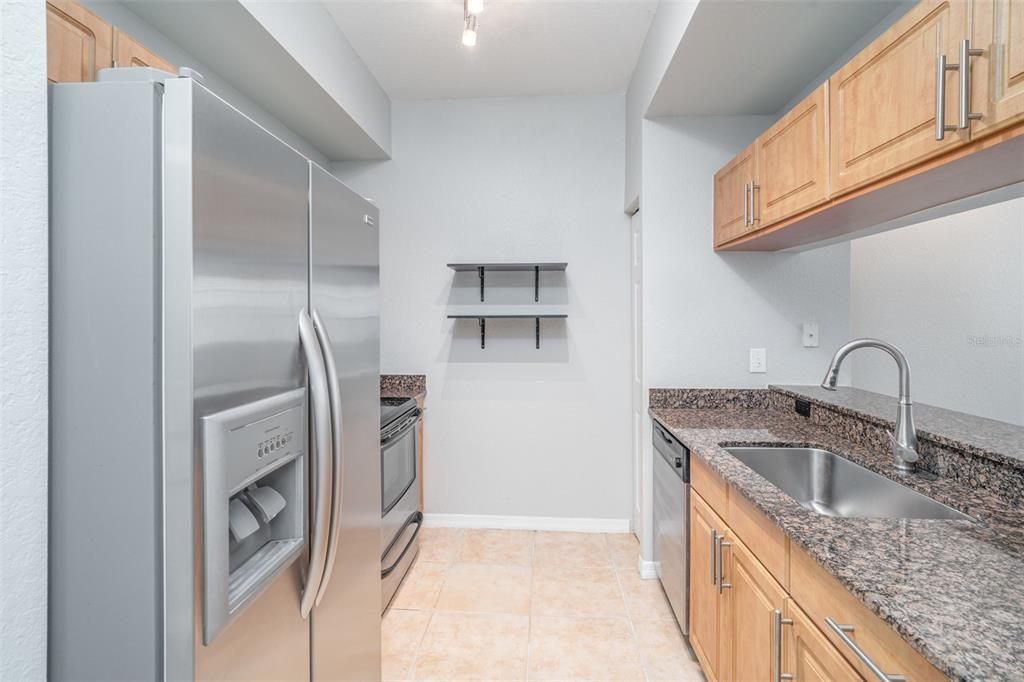 For Rent: $1,800 (1 beds, 1 baths, 804 Square Feet)