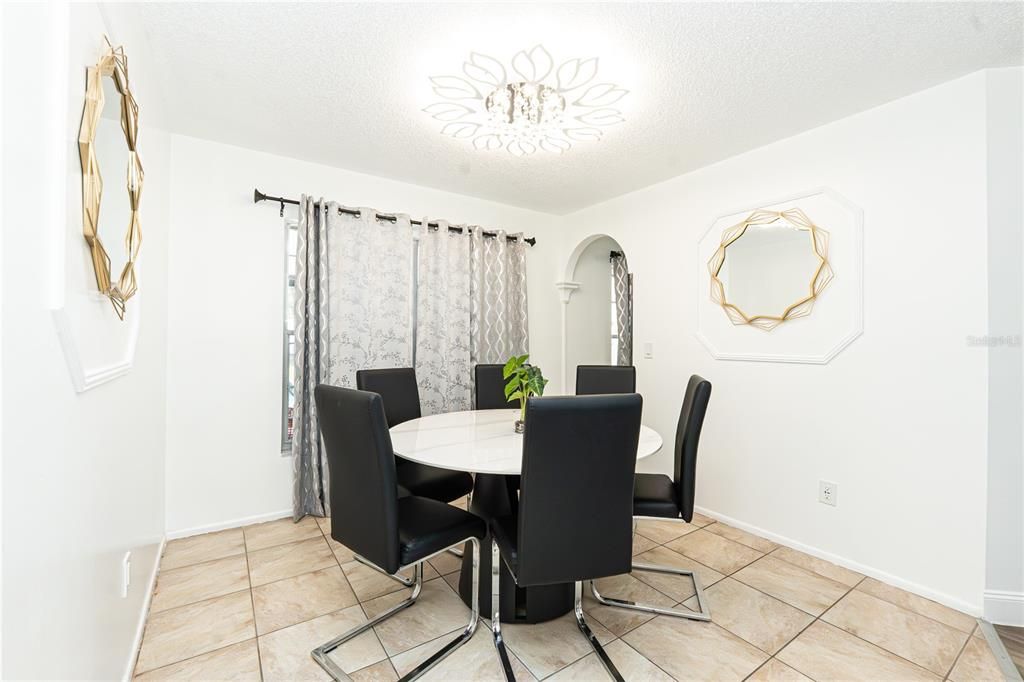 В аренду: $2,800 (4 спален, 2 ванн, 1727 Квадратных фут)