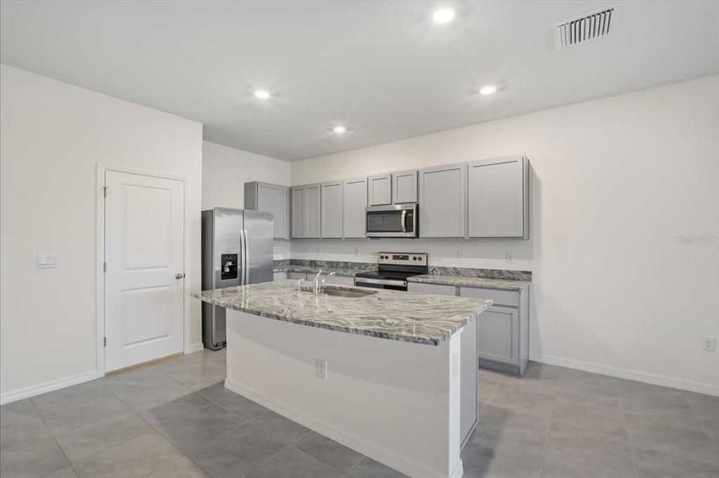 На продажу: $306,900 (3 спален, 2 ванн, 1673 Квадратных фут)