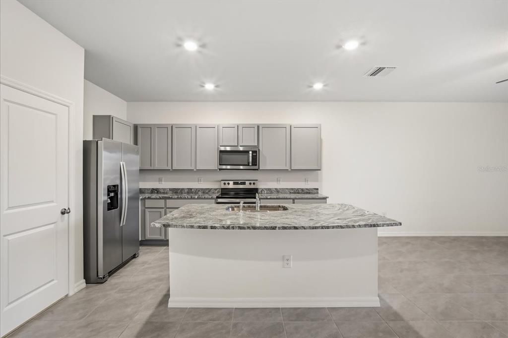 На продажу: $306,900 (3 спален, 2 ванн, 1673 Квадратных фут)