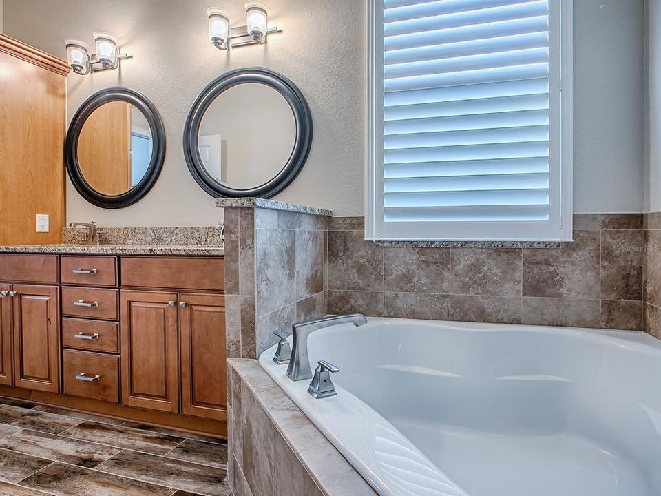 На продажу: $539,900 (3 спален, 2 ванн, 2421 Квадратных фут)