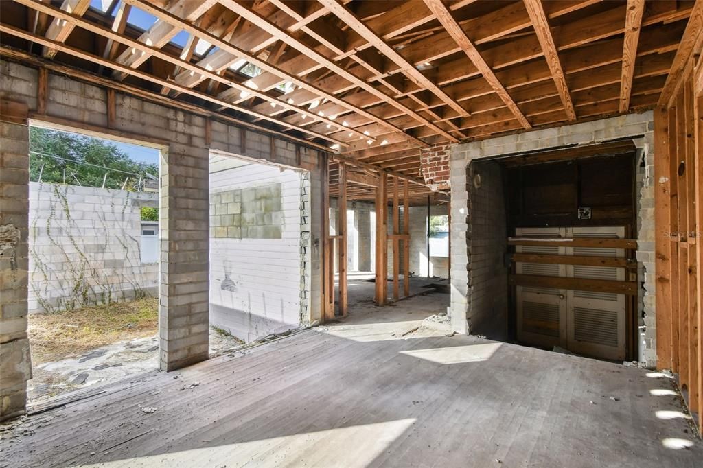 На продажу: $389,000 (0.22 acres)