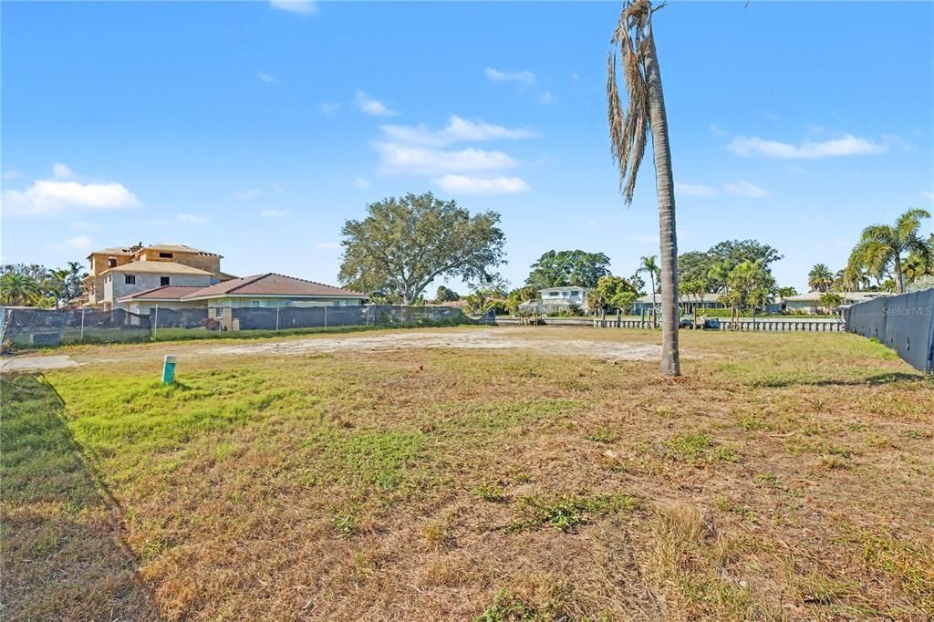 На продажу: $1,200,000 (0.23 acres)