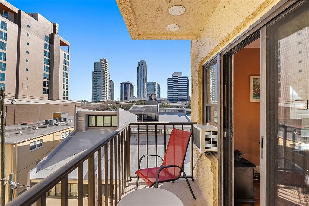 For Rent: $2,150 (1 beds, 1 baths, 707 Square Feet)