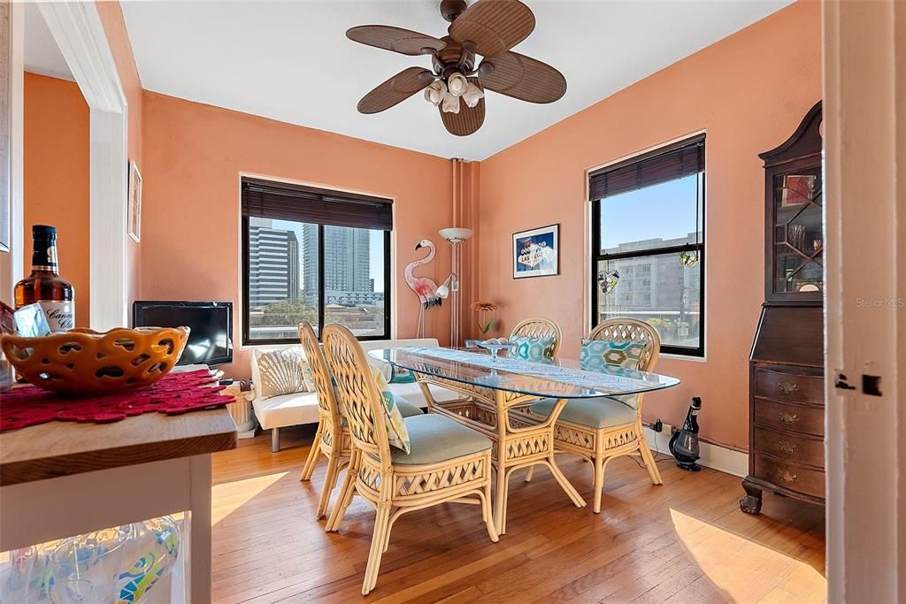 For Rent: $2,150 (1 beds, 1 baths, 707 Square Feet)