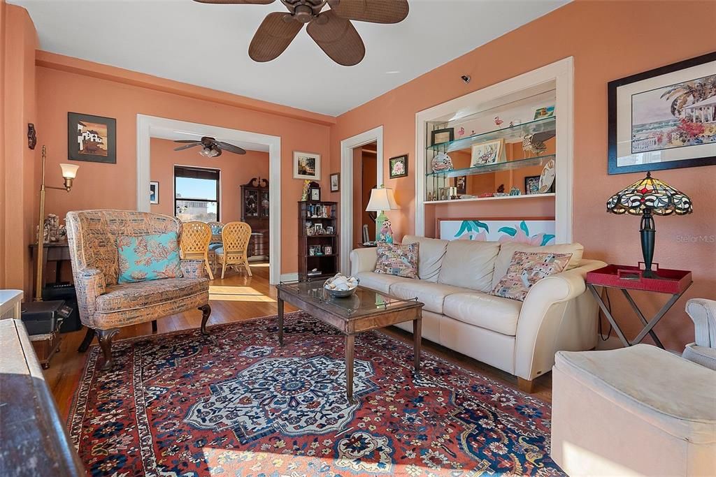 For Rent: $2,150 (1 beds, 1 baths, 707 Square Feet)