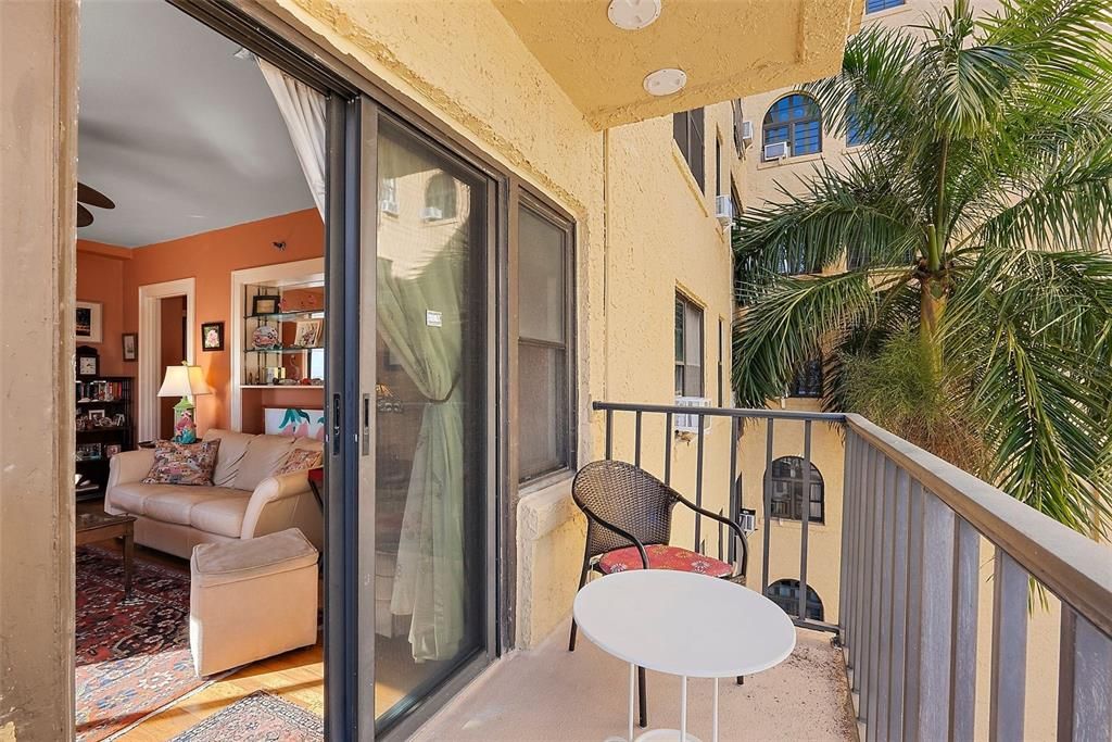 For Rent: $2,150 (1 beds, 1 baths, 707 Square Feet)