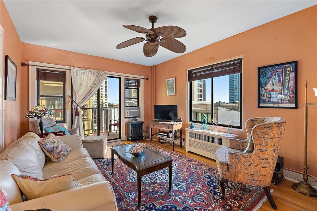 For Rent: $2,150 (1 beds, 1 baths, 707 Square Feet)