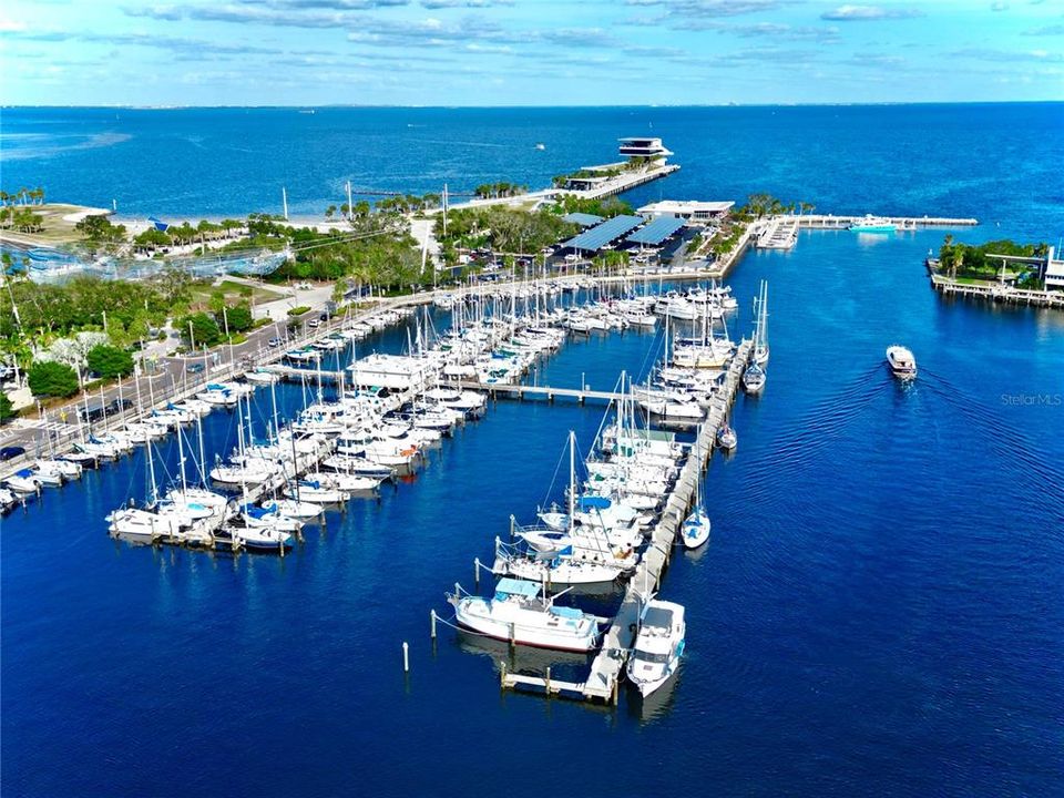 For Rent: $2,150 (1 beds, 1 baths, 707 Square Feet)