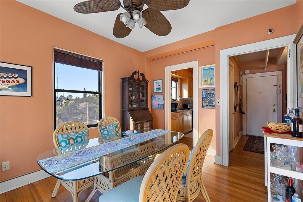 For Rent: $2,150 (1 beds, 1 baths, 707 Square Feet)