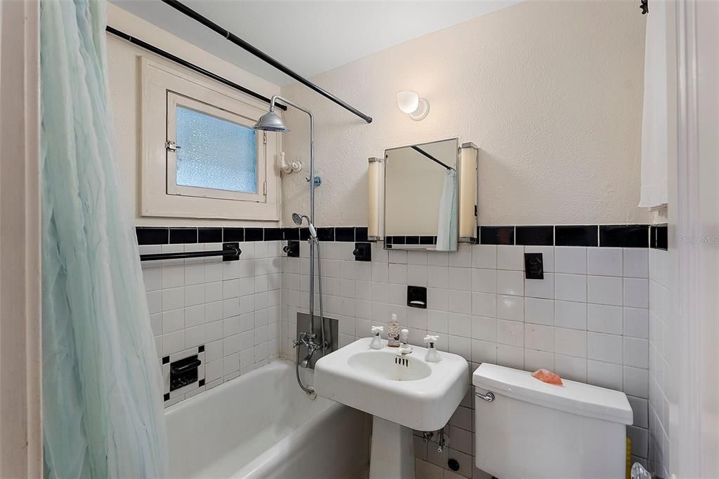 For Rent: $2,150 (1 beds, 1 baths, 707 Square Feet)