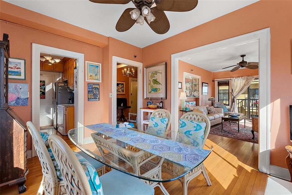 For Rent: $2,150 (1 beds, 1 baths, 707 Square Feet)