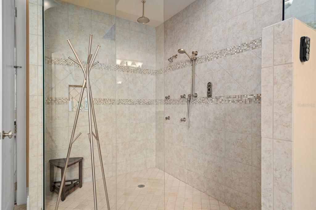 En Venta: $1,850,000 (6 camas, 5 baños, 4296 Pies cuadrados)