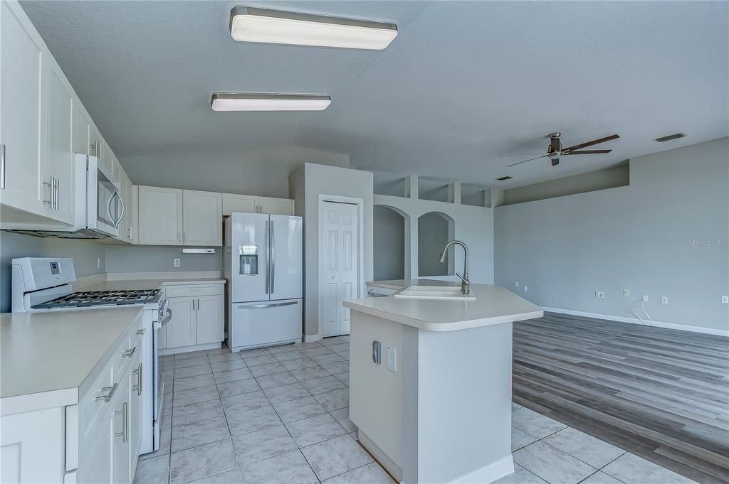 For Rent: $2,875 (4 beds, 2 baths, 2421 Square Feet)