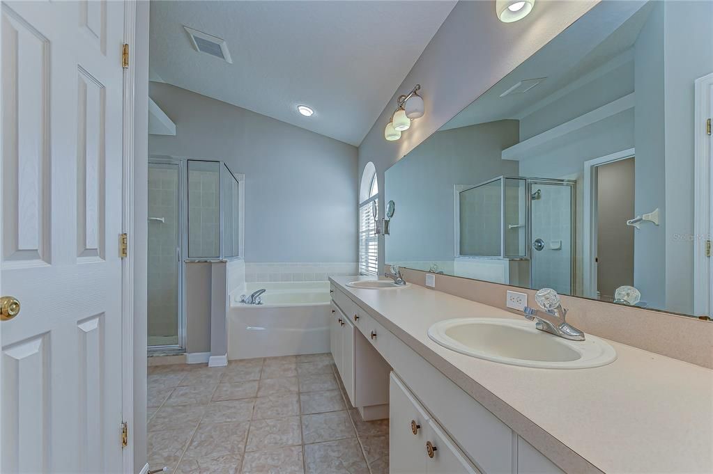 For Rent: $2,875 (4 beds, 2 baths, 2421 Square Feet)