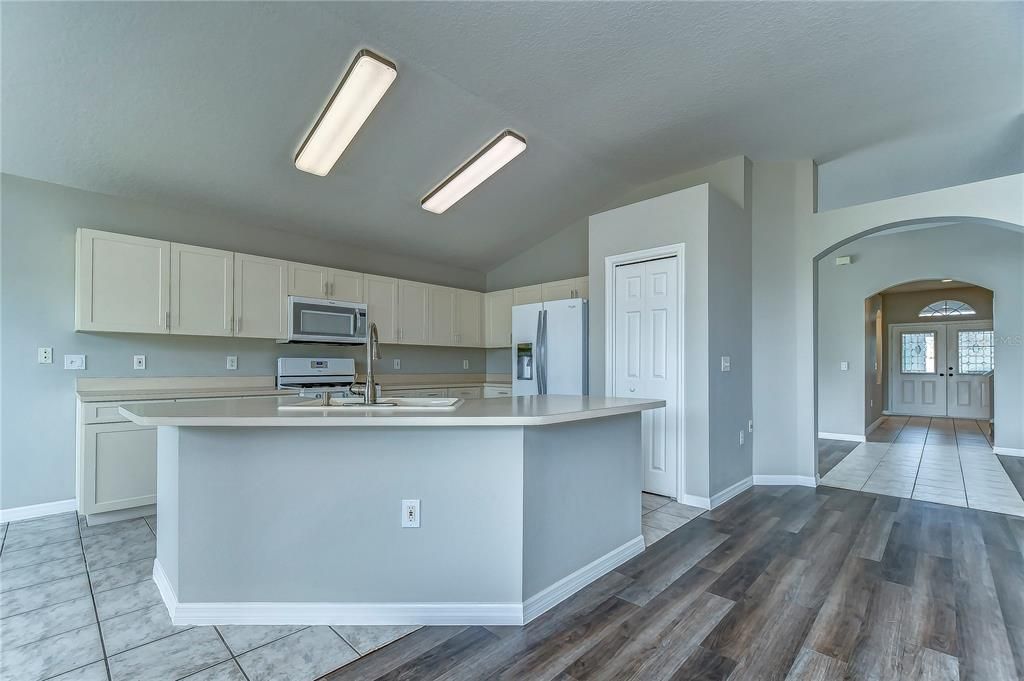 For Rent: $2,875 (4 beds, 2 baths, 2421 Square Feet)