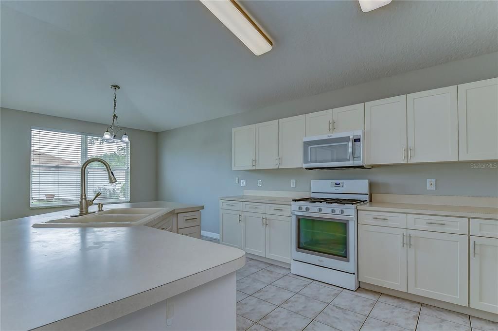 For Rent: $2,875 (4 beds, 2 baths, 2421 Square Feet)