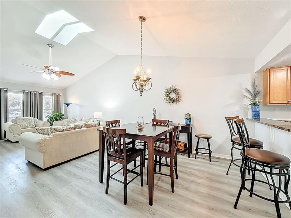 待售: $353,900 (2 贝兹, 2 浴室, 1252 平方英尺)