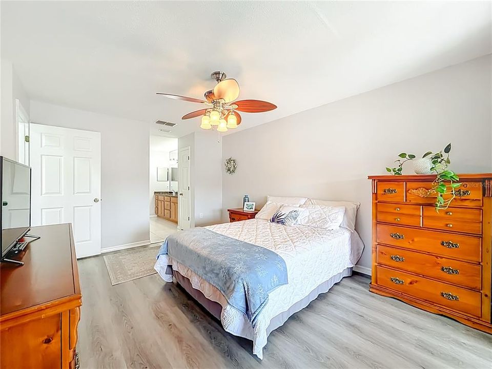 待售: $353,900 (2 贝兹, 2 浴室, 1252 平方英尺)