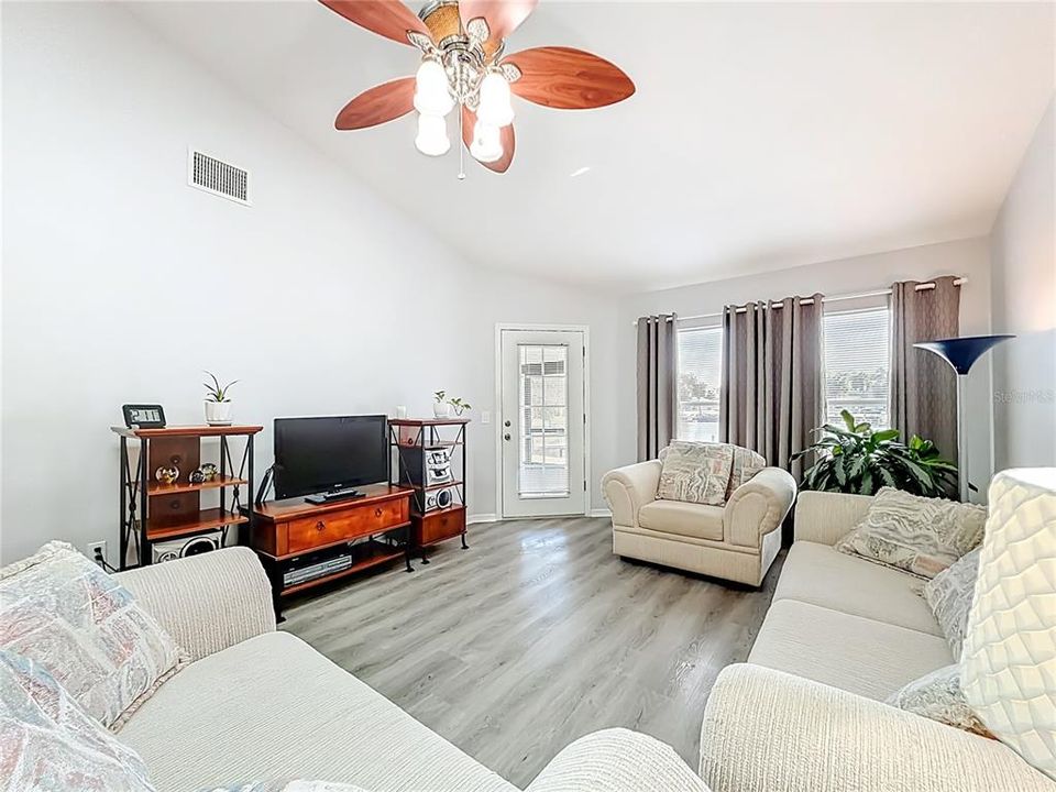 待售: $353,900 (2 贝兹, 2 浴室, 1252 平方英尺)