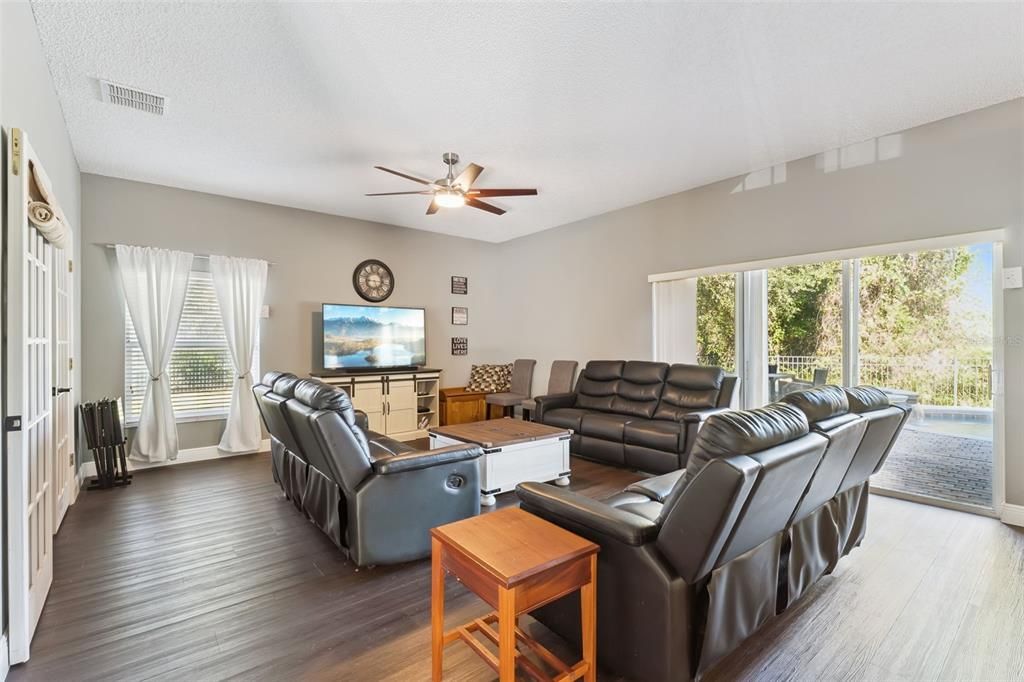 For Sale: $850,000 (4 beds, 2 baths, 4204 Square Feet)